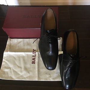 BALLY Men’s leather lace up dress shoe